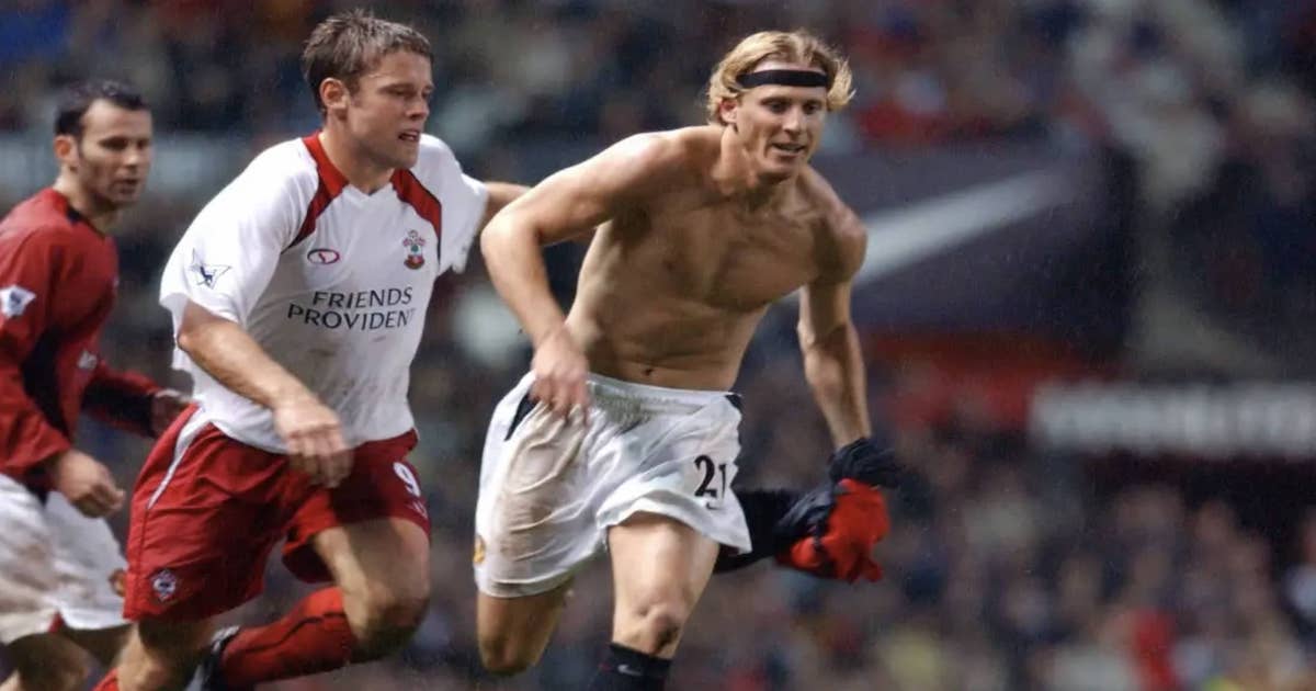 دييغو فورلان وجيمس بيتي في مباراة مانشستر يونايتد وساوثهامبتون عام 2003