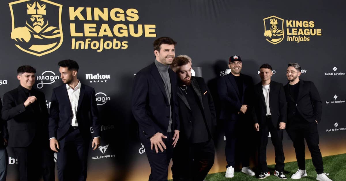 جيرارد بيكيه مع بعض المؤثرين الذين شاركوه نجاح لعبة دوري الملوك لكرة القدم الاستعراضية